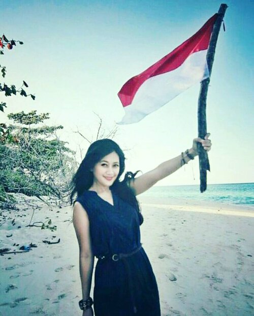 From Sangalaki Island, Borneo, Happy Independence Day #RI71 , my Indonesia 🙌 
Semoga Indonesia benar-benar menjadi merdeka 🙌🙏😊 #independenceday #Sangalaki #Borneo #island #Kalimantan #Indonesia #WonderfulIndonesia #PesonaIndonesia #MerahPutih #merdeka #harimerdeka #flag #beach #lifestyle #holiday #vacation #whitesand #faceoftheday #clozetteambassador #clozetteID @clozetteid #beutifulisland #travel #traveler #traveller #traveling #travelling