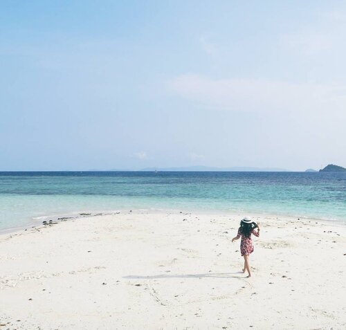 Walk like you compete with no one. So no one can compete you! 👸💪
#pasirtimbul #pantaisariringgung #pesawaran #lampung #explorelampung #lovesign #heart #beachsand #pasirputih #whitesand #wonderfulIndonesia #pesonaIndonesia #travel #traveler #traveling #lifestyle #beach #sea #bluesea #nature #naturelovers #clozetteid