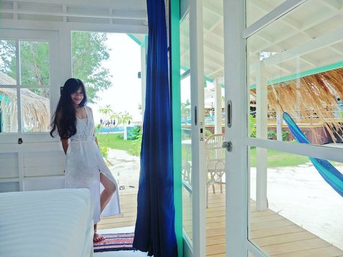 #travel 
A chic yet cozy bedroom. White & blue, my favorite colors 😍
You can see the view outside. The beach! 😍 #beautiful #gilitrawangan
#beach #chic #cozy #room #terrace #Lombok #lombokituindah #Indonesia #wonderfulIndonesia #holiday #trip #traveler #traveller #traveling #travelling #whitedress #white #whitedress #ootd #ootdmagazine #ootdindo #clozetteambassador #clozetteid @clozetteid #lifestyle