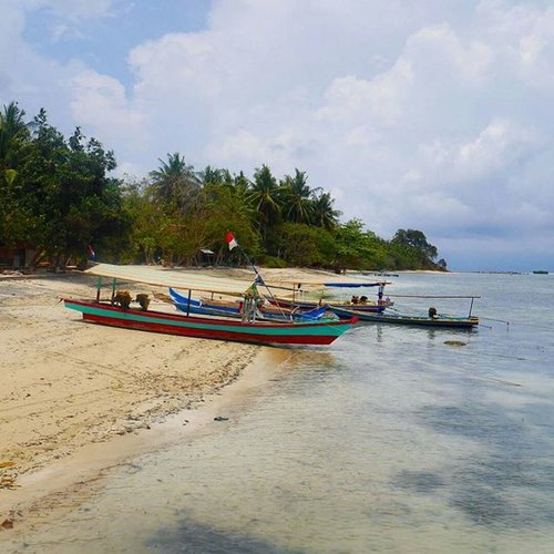 Pahawang island! 🙌 #pesonaIndonesia @indtravel
This is one of famous beach in Lampung, not far from Jakarta.
Look at the gradation of the beach! 😍
You can dance with nemo fish, snorkeling with clear soft coral and its view of mountain, feels smoothy sand in the beach, and feels like private island. 
#Kelagian #beach #Lampung #Indonesia #sea #travel #travelling #traveling #traveler #wonderfulIndonesia #photooftheday #saptanusantara #tree #ootdindo #ootd #ootdindo #ootdmagazine #travelinstyle #shortjeans #hat #sandal #clozetteambassador #clozetteID @clozetteID