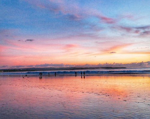 When the sky's flirting in love with the beach.. 😊
Then the sunset and the twilight became one 😍
This is rare colour on this beach.
#beach #twilight #senja #nature #naturelovers #Bali #Sky #skyporn #sunset #travel #traveling #traveller #traveler #pesonaIndonesia #WonderfulIndonesia #Kutabeach #Indonesia #beautiful #lifestyle #clozetteid #photooftheday #pictureoftheday