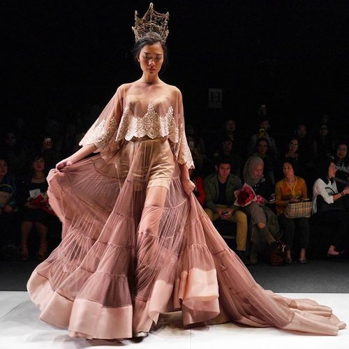 What's the point of wearing a crown👑 if I couldn't be your queen 👸? 😞
By Maria Josephine couture on Abineri Ang 'Fashion, music and movie'
#blue #jakartafashionweek2016 #JFW2016 #fashionweek #fashion #gown #crown #clothes #luxury #fairytale #lifestyle #beautiful #femalemodels #runway #fashionshow #fashionstory #fashiontheatre #secretfashionstory #fashiondesigner #couture #catwalk #clozetteID @clozetteid