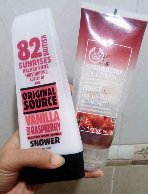#Beautytips Saya suka wangi strawberry & raspberry <3
Shower full aroma strawberry & raspberry? Why not!
*body polish by The Body Shop & moisturising shower soap by Original Source*