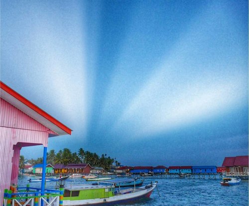 Light will guide you home 🏡 😊
#travel #Borneo #Derawan #derawanisland #Indonesia #WonderfulIndonesia #PesonaIndonesia #sunset #twilight #light #dock #beautiful #beach #blue #ootd #ootdindo #boat #boat #vacation #bestvacations #holiday #traveling #traveler #lifestyle #travelinstyle #clozetteambassador #clozetteID