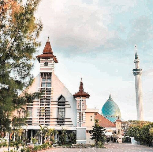 FELIZ NAVIDAD 🙏. Karena ini foto saya yang paling banyak di-regram/repost & di-love, + tiap tahun muncul, yang selalu mengingatkan kita, masih Indonesia ♥️🇲🇨, jadi saya juga repost tiap tahun.😁.Ini foto Gereja Paroki Sakramen Mahakudus & Masjid Al Akbar (Masjid Agung Surabaya).Berdampingan dengan damai ♥️⛪🕌.FELIZ NAVIDAD my friends 🎄🙏.#natal #christmas #church #mosque #masjid #gereja #Surabaya #Indonesia #clozetteid #feliznavidad #photography #pesonaIndonesia #wonderfulIndonesia #merrychristmas #xmas #bhinnekatunggalika