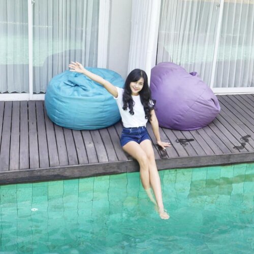 Aku juga pantas dan patut bahagia.Bukan hanya dia :)#bahagia #happy #happiness #swimmingpool #sandbag #girl #bali #clozetteid #ootd #whiteshirt #shortdenim #shortjeans #shorts