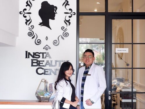 INSTA GLOW TREATMENT. Demi kulit bersih dan glowing 2020, perawatan kulit yang saya lakukan nggak jauh-jauh dari treatment untuk kulit wajah kenyal dan glowing meski tanpa make up. 
Perawatan skincare saja tidak cukup, perlu treatment di klinik kecantikan juga supaya hasilnya lebih maksimal, jadi seneng banget, donk, waktu ditawari mencoba paket Insta Glow dari Insta Beauty Center.
.
@instabeautycenter ini klinik kecantikan favorit saya! Dari staf, terapis, hingga dokternya ramah banget!🖤
.
Dari hasil konsultasi dengan dokter @albertokosasih dan sesuai cita-cita glowing skin, jadilah saya mendapat paket treatment Insta Glow Rejuve, yang terdiri dari 13 step dan memakan waktu sekitar 2 jam pengerjaan. Yes, glowing tanpa make up, tanpa highlight!💆
.
Ikuti review-nya di blog post terbaru tentang treatment Insta Glow Rejuve di leonisecret.com or klik link tautan di bio👆😉.
.
#instabeautycenter #klinikkecantikan #instaglow #glowingskin #skin #beauty #skintreatment #clozetteid