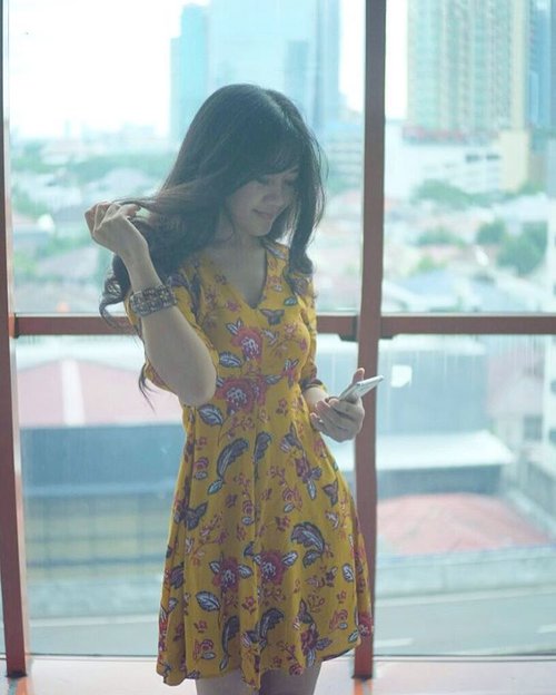 Hellow, yellow! 🤗
In my world, nothing's impossible. Sometimes, the sky was yellow and the sun was blue. And so...you~
#yellow #nothingimpossible #girl #woman #dress #yellowdress #photooftheday
#photography #city #window #gadget #batik #batikdress #floraldress #ootd #necklace #instagood #clozetteambassador #clozetteid