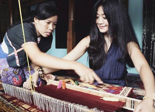 What you get when you're travelling? 
Knowledge. Great learning process. #pesonaIndonesia
#saptanusantara 
I learn to weave Songket in Sukarare village, Lombok. This is my bucket list! 😍
There's a unique custom in this village. To obtain a marriage license, women here must be able to weave, to assist her husband in livelihood.
#weave #kain #Sukarare #village #Lombok #wonderfulIndonesia #tenun #songket #heritage #Indonesia #travel #travelling #traveller #learn #knowledge #bucketlist #lifestyle #fashion #faceoftheday #hairoftheday #travelinstyle #clozetteambassador #ClozetteID @clozetteid
