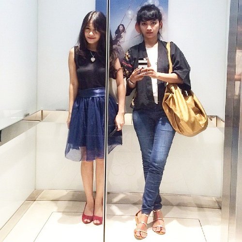 Being kewl with besties~ 😎
Where were we?😱
Tik tok tik tok
Something that girls hardly can't avoid! Mirror 😝
#ootd #ootdmagazine #ootdindo #tulle #tutuskirt #blue #redshoes #fairytale #redshoes #redbag #blacktop #love #heart #necklace #fashion #fashionista #fashionid #fashiondiaries #instastyle #besties #aboutalook #plazaSenayan #mall #ClozetteAmbassador #clozetteID @clozetteid #lookbookindonesia @lookbookindonesia #beritafashion #formaldaily