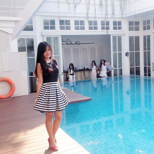 The colors that never fail 😘#ootd #ootdindo #stripes #stripesskirt #pastes #blackandwhite #fashion #fashionid #aboutalook #instastyle #hermitage #hotel #swimmingpool #interiordesign #aboutalook #lookbookindonesia #beritafashion #formaldaily # #latepost #lifestyle #ClozetteAmbassador #clozetteID @clozetteid