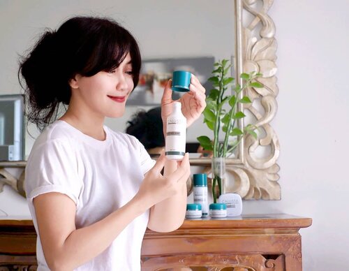 BUTUH ONLINE SKIN EXPERT? 3 minggu lalu sempet alami alergi di kulit wajah. Gatal-gatal, merah-merah, trus jadi timbul jerawat & flek. Entah kenapa juga saya kurang begitu tahu penyebabnya. .
Untung sempet konsultasi ke @callistacare Online Skin Expert. Callista ini brand skin care service. Bukan cuman sediakan produk perawatan kulit personal, tapi juga sediakan online skin expert yang bantu kita untuk konsultasi masalah kulit secara online dengan bantuan dari dokter atau konsultan kecantikan. 
Ya, online!
Trus dapet produk rekomendasi sesuai kondisi kulit saya saat itu. Jadi personalized banget.
.
Begitu pake Callista Beauty Med saja, gatal-gatal dan kemerahan di kulit muka saya hilang. Setelah 2 minggu coba rangkaian Callista brightening series skincare, flek hitam berangsur menipis, loh. So, memang solutif untuk permasalahan kulit wajah saya.❤️
.
Penasaran gimana-gimananya? Cek postingan terbaru di blog leonisecret.com : http://leonisecret.com/review-callista-skincare-dan-online-skin-expert/
Or clink link on my bio 😉
.
#callistaskincare #callistacare #PersonalizedSkincare #CallistaOnlineSkinExpert #callistareview #beauty #review #beautyblogger #clozetteid #skincare #acne #acnetreatment