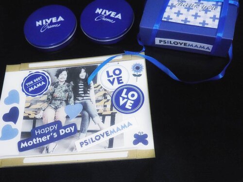 Yayy! Finally got this special giftbox from @nivea_id for special mother's day😍
Isinya scrapbook kit 'prakarya' buat hadiahin mama plus nivea creme yang lembutnya kayak kelembutan kasih mama. Aih 😍
Benernya pengen hadiahin traveling bareng juga, sih, tapi waktunya susaah banget. Semoga next ketemu waktu yang tepat 🤗
Eh iya kamu bisa loh wujudin impian ajak mama kamu traveling, gratis! Ikutan aja e-card activity + beli NIVEA special giftbox di LAZADA, cek http://bit.ly/NPSILM16 
Cuman sampe 22 Desember 2016 loh. Tinggal 3 hari lagiii. Buruan ya😉
#PSILOVEMAMA #nivea #creme #mothersday #mother #mama #specialgift #giftbox #gift #ilovemama #mom #daughter #scrapbook #beauty #lifestyle #travel #traveling #traveller #traveler #girls #clozetteid