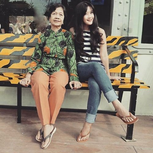 Finally, meet my mom 😊😘
#Mom #ibu #mama #mommy #mother #daughter #Lebaran #IdulFitri #home #TamanSafari #photooftheday #ootd #sandals #stripes #stripe #jeans #liveinlevis #Levis #fashion #lifestyle #hariraya #clozetteambassador #clozetteid @clozetteid