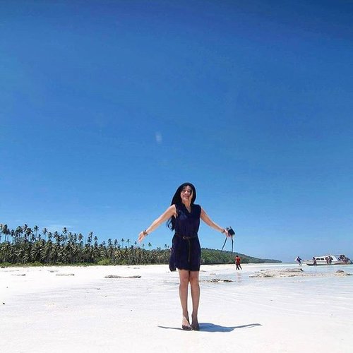 When I met the beach!
The beauty of Maratua beach😍😍😍
White sands stretching, along with clear blue sky😍
The best white sand beach so far!😘
#Maratua #beach #Borneo #Kalimantan #island #whitesand  #lifestyle #latepost #ootd #intotheblue #bluedress #knithat #fashion #clozetteambassador #ClozetteID @clozetteID