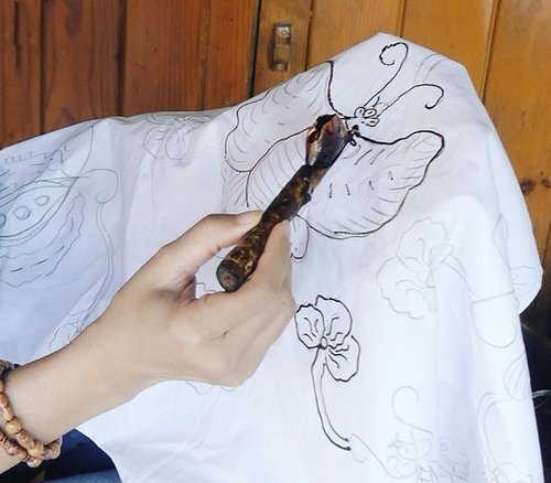 Yeah, I'm trying to draw batik with 'canting', guys 😆 #PesonaGarut #PesonaIndonesia So, in Garut, West Java, I got a chance to do batik too! Not that easy tho! But, I love batik 😍So it's a great experience for me to visit Batik Garutan Rasya boutique in Garut. Put it on your travel itinerary! lots of bright colors and beautiful batik there😊Canting is a pen-like tool used to apply liquid hot wax (Javanese: malam) in the batik-making process, more precisely batik tulis (lit. "written batik"). Traditional canting consists of copper wax-container with small pipe spout and bamboo handle. Traditional canting is made of copper, bronze, zinc or iron material.#wonderfulIndonesia #batik #kain #canting #Garut #WestJava #draw #painting #experience #heritage #traditional #handmade #fashion #lifestyle #travelling #travel #traveller #travelinstyle #clozetteID #clozetteambassador