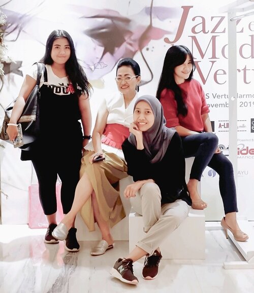 FAMILY from work. 🖤 Keluarga tanpa talian darah itu ya mereka. Ada teman, ada para super women..ibu-ibu saya di Jakarta.🖤Sabtu lalu kita bertemu di #JAZZetLAMODEatVERTU@hvertuharmoni .Ada fashion show dari 3 designer, sambil nikmatin alunan musik jazz lewat suara merdu @jakjazzid @nsbetm dan @abigailcantika 🖤.You can take a look the fashion show 👆 swipe the pic to the left. Fashion show ini kreasi epik karya designers Indonesia @salagaofficial @alinebymille @cultureedge.online yang telah tampil di berbagai runway dalam dan luar negeri😍.Oke, modelnya memang para muse, yang beberapa di antaranya model senior/Artis senior (definitely not my era😬), tapi karyanya keren-keren, anak muda banget, bisa dikenakan kita millenials juga.😉Beberapa design bisa jadi pilihan kalau bingung mau pake kain Indonesia dalam versi modern👌.#indonesiandesigner #musisiindonesia #jazzsingerindonesia #penyanyi #jazz #jakjazz #jazzcontemporarydance #fashionshow #fashionpreneur #fashiondesigner #WorldFashionConnect #clozetteid