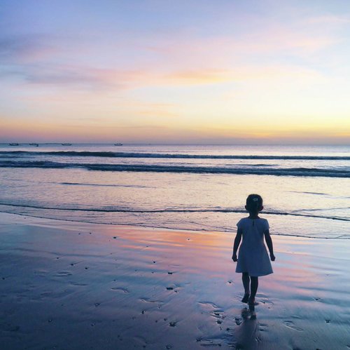 I'm craving for tomorrow's sunset twilight😍😍
See you very soon, Bali 😘😇
#child #sunset #twilight #beach #beachsand #sky #skyporn #bali #Indonesia #PesonaIndonesia #wonderfulIndonesia #traveling #traveler #travel #nature #naturelovers #photooftheday #pictureoftheday #photography #photographer #clozetteid