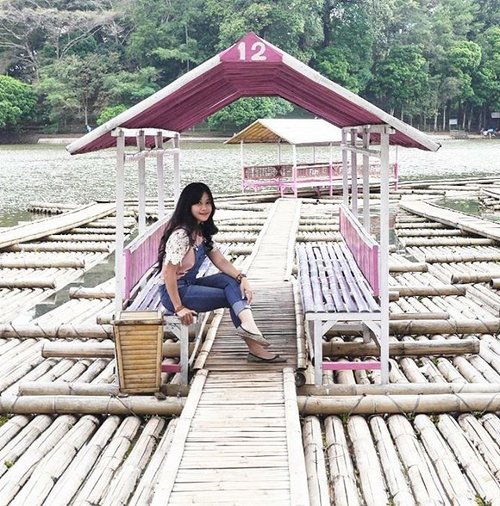 Floating on a cute raft @ Cangkuang lake, Garut 😍 #PesonaGarut #PesonaIndonesia 
Berakit-rakit ke hulu 😆
Ke Candi Cangkuang harus nyeberangin Situ Cangkuang, naik rakit cantik 😉 
#SituCangkuang #lake #Garut #Indonesia #WonderfulIndonesia #CandiCangkuang #rakit #raft #cute #lifestyle #travel #traveler #traveller #traveling #travelling #trip #tourism #nature #naturelovers #ootd #sotd #overall #jumpsuit #travelinstyle #clozetteid #clozetteambassador