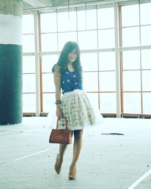 Fashion is what you buy, style is what you do with it 😉
#style #ootd #blue #kutubaru #jumputan #kawung #skirt #rattanbag #heels #shoes #ootdshare #girl
#ootdindo #ootdmagazine #parkinglot #fashion #fashionista #fashiondiaries #lookbookIndonesia #lifestyle #clozetteambassador
#clozetteID @clozetteid
