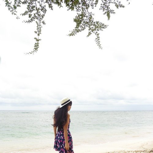 Alone but not lonely👼
#holiday #gilitrawangan #beach #lombok #Indonesia #lombokituindah #wonderfulIndonesia #earthday #saveourplanet #savebeach #lookbookIndonesia #beritafashion #ootd #ootdindo #ootdmagazine #floraldress #hat #whitesand #sand #wind #vacation #sea #fashion #fashionista #fashiondiaries #dandansenin #lifeisbeautiful #lifestyle #fashion #ClozetteAmbassador #clozetteID @clozetteid