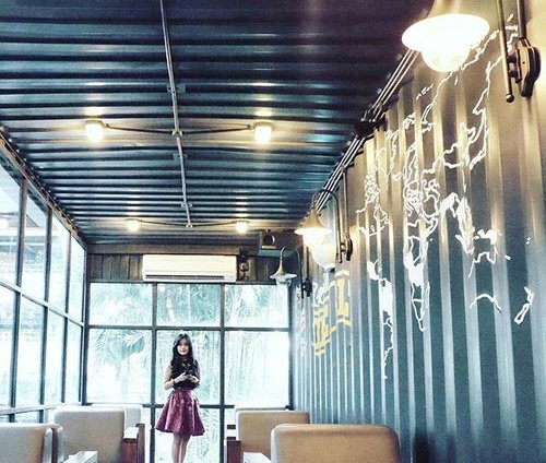 An empty room is a story waiting to happen. And you are the author 📝
#emptyroom #waiting #interiordesign #interior #cafe #wall #lamp #quote #ootd #ootindo #blacktop #kanahskirt #fashion #fashiondiaries #fashionista #lifestyle #clozetteambassador #clozetteID