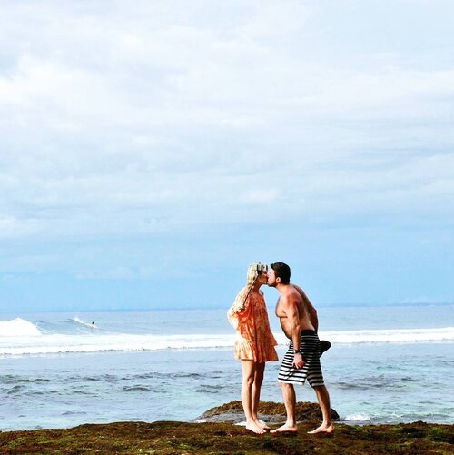 Can I borrow your kiss? I promise I'll give it back😉
Love birds @ Suluban beach 🕊🕊💕
Well-known surf spots that attract travelers and one of the best places to hang out is Single Fin.
It's located at Suluban Beach in Uluwatu. 
There are several smaller local warungs heading down to the beach, but none beat the view from Single Fin, where you can look out to the horizon and watch the surfers down below.
#kiss #couple #lovebirds #love #singlefin #singlefinbeach #sulubanbeach #singkefinbar #bluepoint #beach #travel #traveler #traveling #pesonaSingleFinbeach #pesonasulubanbeach #pesonaIndonesia #pesonaBali #exploreBali #wonderfulIndonesia #nature #naturelovers #surfer #surf #hangout #famtripwithpesona #bali #uluwatu #clozetteid