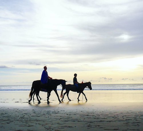 Fairytale 😍
#sunset #love #horse #pet #riding #horseriding #horses #animal #cuteanimal #beach #kuta #sea #sky #skyporn #silhouette #beachsand #kuta #bali #travel #traveling #traveler #traveller #trip #holiday #pesonaIndonesia #wonderfulindonesia #pictureoftheday #fairytale
#photooftheday #clozetteid