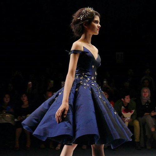 I am black swan~
I walk with confidence. 
The only person standing in my way is me!👸
By Maria Josephine couture on Abineri Ang 'Fashion, music and movie'
#blue #jakartafashionweek2016 #JFW2016 #fashionweek #fashion #gown #silk #fabric #clothes #luxury #fairytale #lifestyle #beautiful #femalemodels #runway #fashionshow #fashiondesigner #couture #catwalk #clozetteID @clozetteid