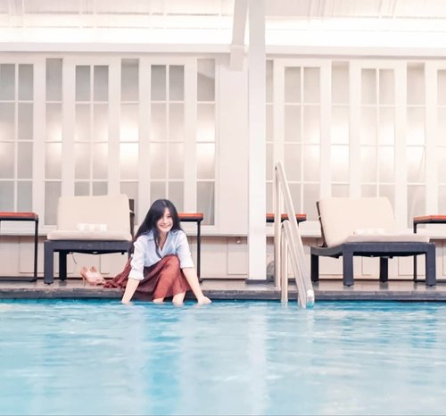 Jakarta kolamnya biiruuu~ (posting ala gub. Anies)Kenyataan: banjir di mana-mana. Ada yang ga bisa keluar rumah. Ada yang mau kerja, bingung cari jalan alternative. Me one of them. 😬😬#clozetteid #swimmingpool #banjirJakarta