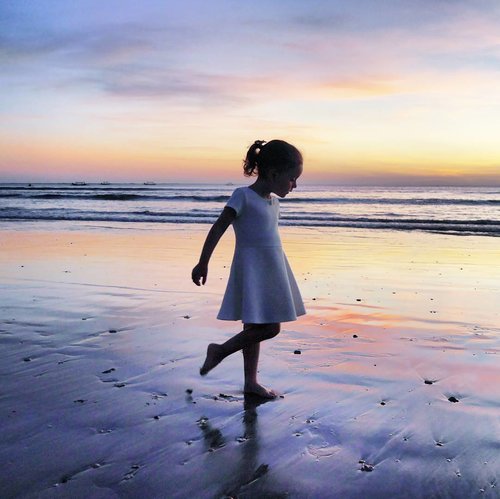 Little girl and her imagination 👯😍
#littlegirl #girl #imagination #beach #sunset #twilight #soul #guide #guidence #silhouette #siluet #reflection #sky #skyporn #bali #Indonesia #PesonaIndonesia #wonderfulIndonesia #traveling #traveler #travel #nature #naturelovers #beachsand #clozetteid