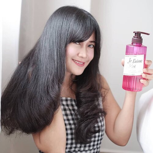 [BLOG POST] Ini, nih, alasan kenapa akhir-akhir ini rambut saya lebih sering terlihat lurus.💁💙
.
Rambut saya sempat selalu dicepol karena kondisinya kering, frizzy, jadi tidak bagus saat diurai. Akibat dari penggunaan catokan terus-menerus. Tapi minggu-minggu ini rambut saya mulai kembali normal, terlihat sehat, dan mudah ditata. Kalau pun di-curly, tidak kering rambutnya. Ini setelah seminggu pemakaian Je l’aime Relax Straight & Sleek dari Kose Cosmeport! Hasilnya memuaskan!
.
Je l’aime Relax Straight & Sleek ini cocok buat kamu yang pengen tampil dengan rambut lurus atau gelombang tapi rapi. Jadi pas buat yang punya rambut tebal bergelombang, or tebal lurus. Atau..perawatan untuk rambut kaku dan kasar yang sulit diatur.
.
Sementara buat kamu yang punya rambut tipis atau kelewat halus, bisa pilih rangkaian Je l’aime Relax Bounce & Airy. .
Kalau belum pernah dengar @kosecosmeportid kamu wajib baca artikel di http://leonisecret.com/7-alasan-mengapa-kamu-harus-beralih-ke-je-laime-hair-care/ (or click link on my bio) biar update, karena produk ini buatan Jepang! 
Tahu, kan, gimana kualitas beauty product dari sana?
.
Di artikel saya sebutkan 7 alasan kenapa kamu harus pake je l'aime hair care. Salah satunya, tidak mengandung silikon.💙
.
#everydaybeauty #kosecosmeportid #kosecosmeport 
#jelaime #softymo #suncut #clearturn  #fujifilm #fujinon #xf35mmf14 #haircare #hairoftheday #clozetteid #shampoo #beauty #hairstyles