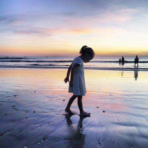 Why this why that?
Keep searching the answer of your question, without ruin anyone life, little girl 👯
#littlegirl #girl #imagination #question #answer #beach #sunset #twilight #soul #guide #guidence #silhouette #siluet #reflection #sky #skyporn #bali #Indonesia #PesonaIndonesia #wonderfulIndonesia #traveling #traveler #travel #nature #naturelovers #beachsand #clozetteid