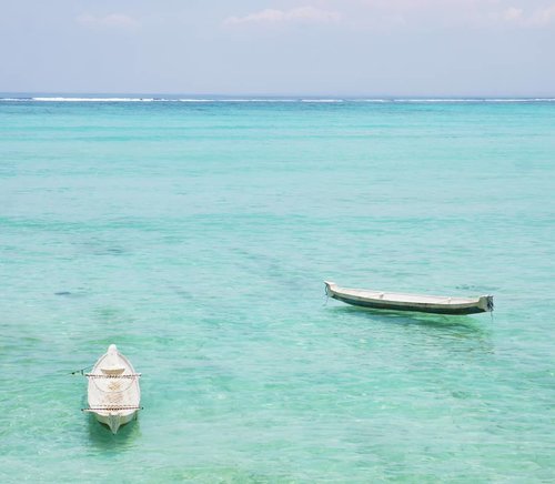 SO CLOSE! Yet..so far. 😕Ketika 2 perahu terombang-ambing, saling mendekat, tetapi terpisah ombak dan...jangkar.
Seperti 2 manusia yang saling me'rasa' tapi terpisah keadaan dan komitmen.
*OMG, see this turquoise water😍😍
#perahu #boat #couple #lovequote #turquoise #water #sea #nusaceningan #bali #island #lifeonisland #wonderfulIndonesia #pesonaIndonesia #travel #traveling #traveler #lifestyle #clozetteid