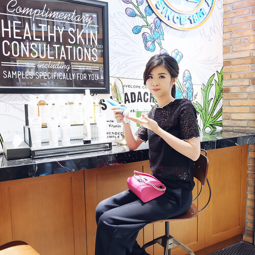 Finally I got new Clearly Corrective Dark Spot Solution. yay! 🤩 This is my holy grail (its my 2nd time) I will review soon!.I really love @kiehlsid boutique at @pakuwonmallsby 💕There is a Skin Lab for consultation about skin & hair problem and try their products.. Thanks for inviting and having me! @leeriady.GUYS, KIEHLS MAU BAGI2 GIFT SETS SENILAI IDR 1,500,000.Caranya tinggal comment aja di postingan ini, problem kulit apa yang sekarang sedang kalian alami dan produk apa yang ingin kalian coba dari Kiehls? Atau kalian boleh share pengalaman kalian selama pakai Kiehl’s.Jawaban kalian ditunggu dan nanti Kiehl’s sendiri yang akan pilih jawaban terbaik dari kalian dan akan diumumin di akun IG-nya @kiehlsid di tanggal 15 Juli 2018.Good Luck Guys! 👍🏻.#kiehls #kiehlsid #trykiehls #clozetteid #boxynotes