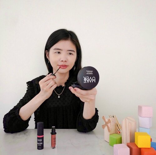 Setiap hari aku ga pernah full makeup kalau kerja di workshop mainan kayu. Simple aja sih cuma pakai produk-produknya @makeoverid powerstay matte cover cushion, multifix matte blusher, & intense matte lip cream biar wajah lebih fresh & aku menjadi merasa pede dengan diri sendiri #Staygorgeous .Seharian ga perlu touch up lagi deh karena cushionnya #makeoverid long lasting, ngga luntur. Selain itu tekstur powerstay cushion ringan..Tau kan kalau kulitku ga bisa yg berat2 gt, kadang suka merintis merah2 ☺️.Ceritanya nih kalau ada klien atau customer yang mendadak datang, sekarang uda gak panik lagi 😀.#clozetteid #worklife