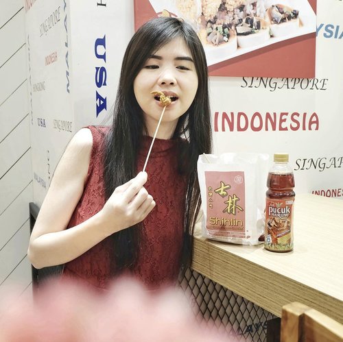 laper melulu nih, pengen makan @shihlinsnacksid 😋kebetulan ada paket merdeka yang isinya ayam & teh pucuk harum hanya 45rb.gak mehong kan? 👍🏻👍🏻yuk segera merapat ke @shihlinsnacksid #shihlinsnacks #paketmerdekashihlin #clozetteid #kulinerindonesia