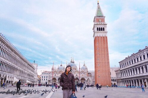 Venice is known to be one of the most romantic cities in the world and a very popular honeymoon destination, that’s all media & internet say..It’s true. The atmosphere in here, cafe, and the gondola rides especially with your partner ☺️ Go explore without maps because there are plenty of signs, and enjoy your journey 👩‍❤️‍👨Klo kesana jomblo gimana kak? Berdoalah supaya dapat pasangan orang Venice ya nak 😜✌🏻.....#letstraveltiff #venice #ig_italia #instagramitalia #ilikeitaly #italian #veniceitaly #clozetteid