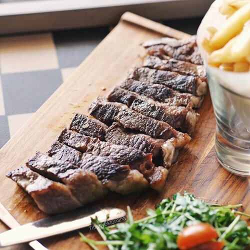 Do you have a plan for a lunch? @seventeenlounge di @harrisgubeng punya banyak menu baru lho buat menggoyang perutmu 🤤 #tastemade #tastemadeofseventeenlounge 
In Frame:
US Sirloin & Salt Rock on top served with Rucolla Lemon Dressing & home made Truffle Fries (idr 355k)

Have a good lunch peeps!

#harrishotel #boxynotes #clozetteid