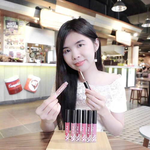 Cuaca akhir-akhir ini panas sekali dan bikin kulit semakin kering, apalagi bibir pasti kelihatan sekali kalau pecah-pecah karena kering. Nah, sekarang gak perlu kuatir lagi buat pakai lipstik matte karena series terbaru dari PAC yaitu Satin Lip cream dapat membantu melembabkan bibir dengan hasil matte 💋.Kalian bisa baca blog aku di bit.ly/BoxyPACSatinLipcream Thank you @pac_mt @sbybeautyblogger ❤️.#clozetteid #sbybeautyblogger #sbbxpac #sbbreview #boxynotes