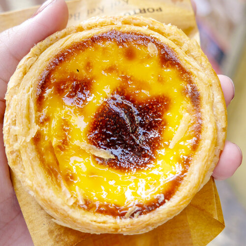 Selama traveling aku selalu cari makanan khas negara tersebut untuk dicicipi satu persatu 🍽😉.Nah yang aku favoritkan waktu pergi ke Macau 🇲🇴 adalah Portuguese Egg Tart. Kenapa aku bilang favorit aku? Karena sehari bisa cemilin nih egg tart sehari 3x lho 😂😂 apalagi sambil dibawa jalan ga berasa berasa makannya & selalu kurang.Untung yang jual egg tart ini storenya banyak dan bisa ditemukan hampir di semua tempat..Sebenarnya ada store yang terkenal Lord Stow Bakery, tapi karena storenya lebih jarang daripada Koi Kei Bakery jadinya ya sering belinya di Koi Kei aja. Rasanya sih sama kok.Bayangin yah, kerak kue seperti adonan croisant yang ditengahnya berisi custart telur 🍳 waktu digigit lembut banget telurnya dicampur dengan krispinya kerak kuenya yang manis 😋😋Kebayang kan gimana enaknya Portuguese egg tart? 🤤🤤.Makanya aku pengen balik lagi ke Macau buat nyobain makanan2 khas sana yang lezat 👍🏻👍🏻 take me there ya @yudabustara @kokikutv @macaoindonesia .Yuk join competitionnya @taniakristanty @tephieteph @z3ndylicious @v_ri0 @vienesca #FoodAdventureMacao #kokikutv #kokikunetwork #clozetteid