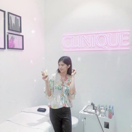 Congratulations for the first clinique boutique in Indonesia! 🎉🎉.Buat kamu fans berat clinique, sekarang di Surabaya bisa memanjakan diri dengan perawatan lengkap dari @cliniqueindonesia lho.. kalau mau adain workshop juga bisa disini 😍.Penasaran kan? Datang aja ke @galaxymallsby lantai 1. Oya, buat yg belum pernah coba produk Clinique, kamu bisa minta tester produk ke Beauty Advisornya supaya tau produk mana yg cocok buat kulit wajahmu ya...Thank you @dikastiff for having me, seneng banget bisa ketemu idola youtube @joviadhiguna secara langsung 😍😍.#cliniqueindonesia #cliniqueid #cliniquexgalaxymall #clozetteid