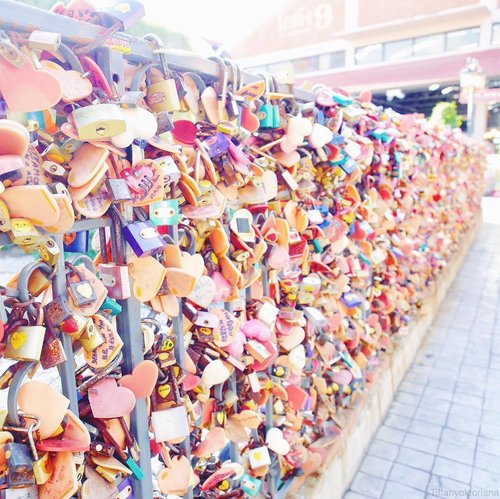Love Lock 🔑
Tiap orang atau sepasang kekasih yang menuliskan namanya di gembok itu, filosofinya nama yang tertulis di gembok itu tidak akan terpisahkan selamanya. Do you believe it? 😚
Nah, sekarang love lock nggak cuma di Namsam Tower Korea, di Thailand juga punya lho.. Hayo, siapa yang tau dimana lokasi love lock di Thailand? 😘
.
#wanderlust #lovelock #romantic #explorethailand #explorebangkok #thailandinsider #ggrep #clozetteid #rahasiagadis