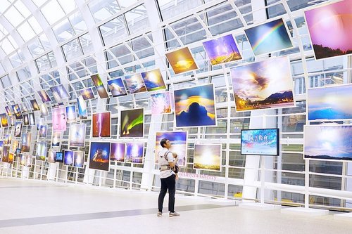 @hongkongairport #CloudSourcing2018 ☁️🌤🌈⛈☔️✨ I’m so satisfied seeing this picture I took of my Husband and Sleeping Baby in front of this exhibition, Maa Shaaallaah, because the view of the skies (?) looked so beautiful and colorful, and there were so many people walking in such a busy Sunday afternoon in one of the busiest airports in the world, especially those people also stopped to take pics of this exhibition! Well... patience and passion are the keys! 😆🗝..⬇️💡⬇️💡⬇️💡⬇️💡⬇️💡The "Cloud-sourcing: In Touch with Weather from Land, Sea andAir" Photo and Video Collection : — More than 2000 weather images and over 100 videos taken from land, ships andaircraft were collected. With the support of the AA, shortlistedentries are displayed at Hong Kong International AirportTerminal 1 (near the Arrival Hall, Ground Transportation CentreDownramp South) from July 3 to November 11..I didn’t know about this exhibition until we passed by it ourselves after meeting our friend in the airport. #hkia #hkairport