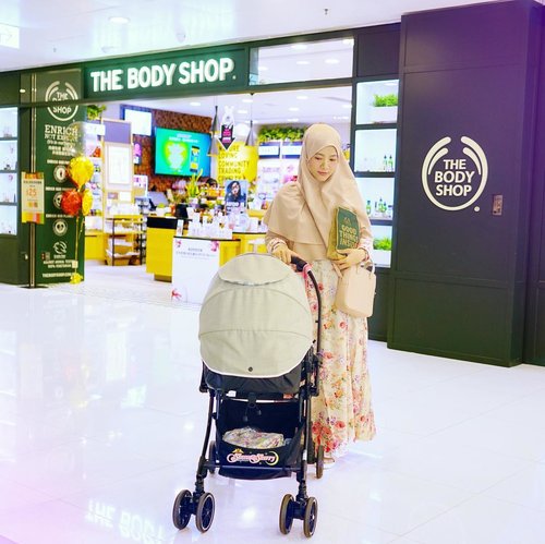 Rocking the basic mommy style (simple long dress + simple classic instant hijab) while restocking my body care products from @thebodyshop.hk . There’s a special price for selected shower gel products, from HKD 59 to HKD 25 (IDR 43,850!!)😻💖🍊🍓🍌🌼🥝 is there this kind of promotion in @thebodyshop counters where you live? 🤗