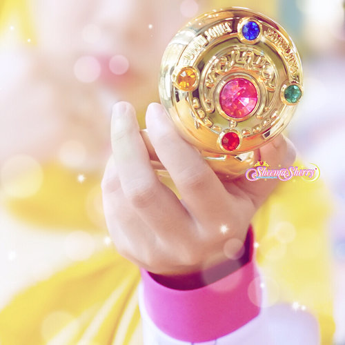 #MiracleRomance Prism Compact Shining Moon Powder. A Translucent powder which works beautifully as a setting powder after foundation. #SheemasherrySailormoon.if used on top of my favourite foundation, it will give a nice, moderate shimmer to my face as well as help the foundation to stay in place, control oil, and minimize the appearance of pores...#SailorMoon#MoonPrismPower #PrettyGuardianSailorMoon #SailorMoonCollection #SailorMoonCollectibles#UsagiTsukino#PrincessSerenity#CreerBeaute