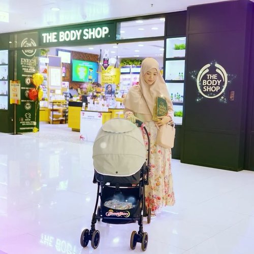 Rocking the basic mommy style (simple long dress + simple classic instant hijab) while restocking my body care products from @thebodyshop.hk . There’s a special price for selected shower gel products, from HKD 59 to HKD 25 😻💖🍊🍓🍌🌼🥝 is there this kind of promotion in @thebodyshop counters where you live? 🤗