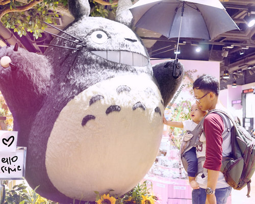 Meeting Uncle Totoro 😊🌱☔️ “Whoah 😲 so big! so fluffy! This was the second time I met him. The first time was when I was still 2.5 month young. I was cosplaying as Tombo from Kiki’s Delivery Service 🤓” — #ArchieZayden....#myneighbortotoro #tonarinototoro #となりのトトロ