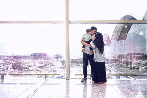 Maa Shaaallaah💙🖤. Three people. So small in front of Allah. so small compared to the world. So far from their hometown. Fighting hard, trying their best to take care of each other, and to protect each other from the darkness of this world and hereafter. #masihpengendisinitapikangenpulang #expatlife #anakrantau😅 #hkexpat #hkia #hkairport #adapesawatkejakartatapinggaknaik #yah