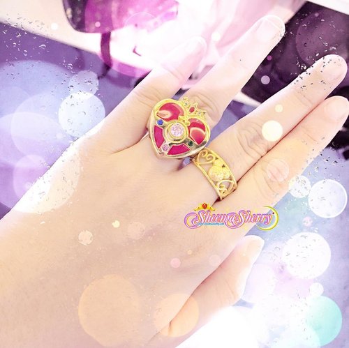 So beautiful arent they?? Qaddarallaah, my stories with these rings have ended (at least to my current knowledge). I lost my @hkdisneyland Gold Minnie Ring when I was pregnant. I seriously had no idea where it’s gone. I always tried to convince myself that it’s me being less-careful and forgetting where I put it somewhere and someday I’ll find it again in shaaallah. But yeah, I actually have sincerely let it go (In shaallah... Allah please guide me to keep staying in this state!). I hope Allah replace it with something more beautiful, even tho that ring was really precious to me and had a beautiful memory about me and my husband. It’s nothing compared to what I get from Allah if I sincerely accept what happened to me, right? 💖
.
As for the Sailor Moon ring, my relationship with it was only in some minutes. Because... I just tried it in a shop, took a pic with it, and done. 😂😂😂❤️❤️❤️